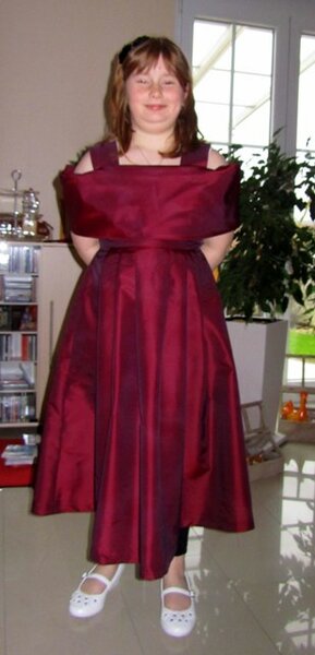 Aus dem Ballabschlusskleid der Mutti (meiner Tochter) wurde ein Festkleid (hier für ein Hochzeitsfest) für meine Enkelin. Es musste gekürzt werden. Dann wurden Träger aus dem Abschnitt gefertigt.