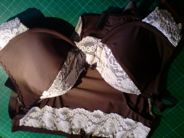 das braune Set mit aber nur einen Slip ist auch endlich fertig
ist nach dem Kwik Sew 3300 Schnitt und weiters Slips sind auch zugeschnitten. Der BH ist mit Laminat gefüttert und die Seitenteile mit Powernet unterlegt.