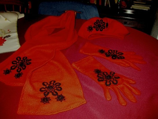 Béret, Schal und Handschuhe mit schwarzen Häkelblüten - etwas näher betrachtet