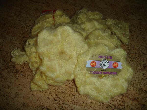 Wolle 4

gelb, 70% Mohair, 30% Polyamid
20 gr. pro Knäuel, 4 Knäuel + 30 gr. Reste
also zusammen 110 gr.