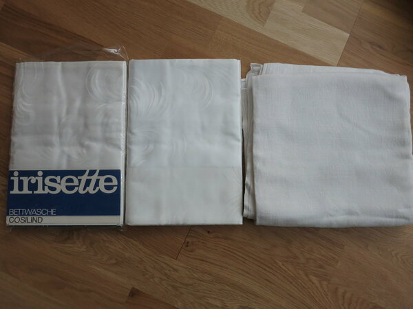 von links nach rechts:

W19a (raus) + W19b: je 2 Kissenbezüge Damast original verpackt (der zweite auch, nur fürs Foto ausgepack)
W20: Tischdecke mit eingewebtem Muster