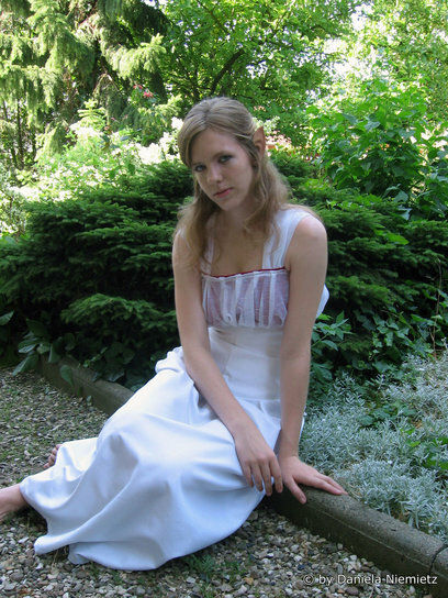 Elbin (Eigenkreation)

Das Elbenkleid ist komplett aus Stoff- und Gardinenresten in einer "Nacht-und-Nebel-Nähaktion entstanden.