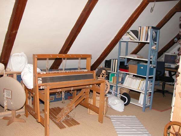 Der Webstuhl, noch völlig ungenutzt. Mir fehlt noch einiges Zubehör. Links daneben das Klöppelkissen und rechts (kaum zu sehen) mein Mazurka.