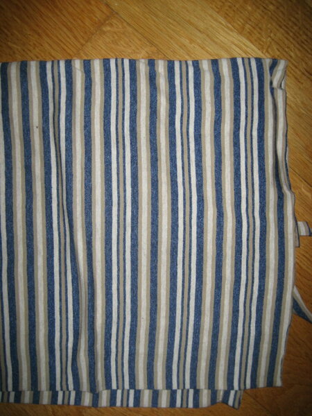 43. BW Jersey mit blauen, beigen und grauen Streifen

0,75 x 1,00 m