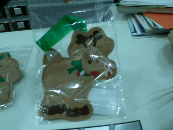 Candy-Bag... kleines Rentier.... auf der Rückseiter ist eine Öffnung eingearbeitet, die ein Befüllen mit Süssigkeiten oder kleinen Geschenke ermöglicht.... die etwas andere Geschenkverpackung