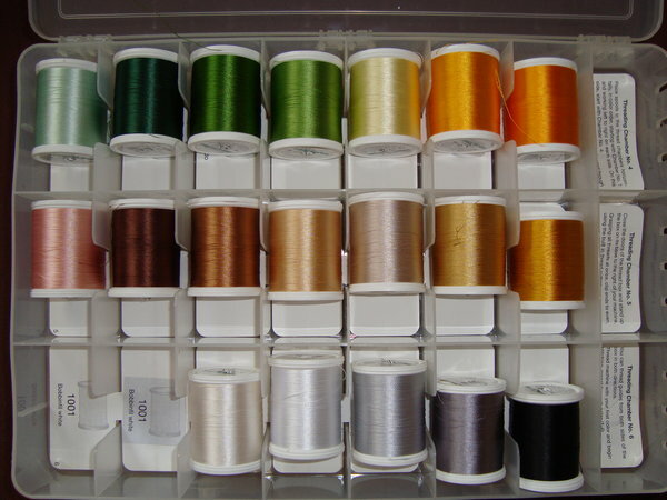 Madeira Stickgarne "Rayon"
untere Seite vom Stickgarnkoffer

die freien Fächer sind für die Bobbinfil Unterfadenstickgarne