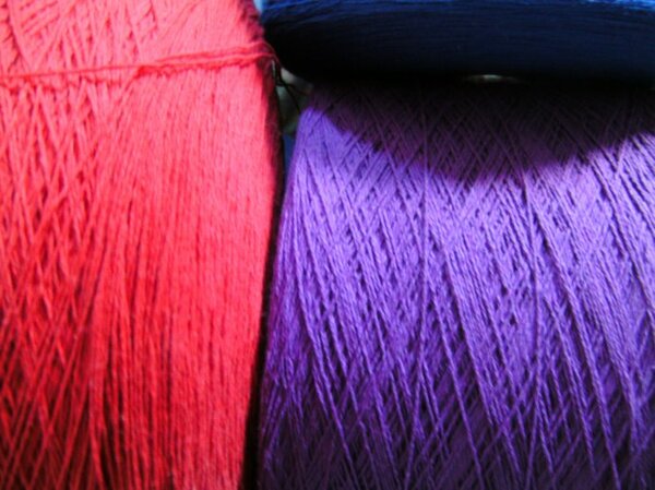 Baumwolle rot violett blau
