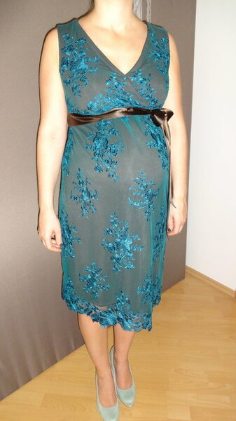 Das Kleid für unsere schwangere Tochter. Der Unterstoff war ein Jersay in braun und drüber eine Spitze in petrol.
Den Schnitt habe ich von einem normalen Kleid abgewandelt.