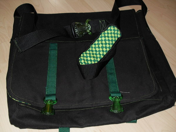 Meine allererste Tasche... nach stundemlangen studieren der Anleitung war sie zum Glück noch rechtzeitig zum Geburtstag meines Mannes fertig... Juhuuu....
