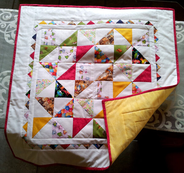 Baby-Quilt - diagonal steht der Name mit PP-Blöckchen