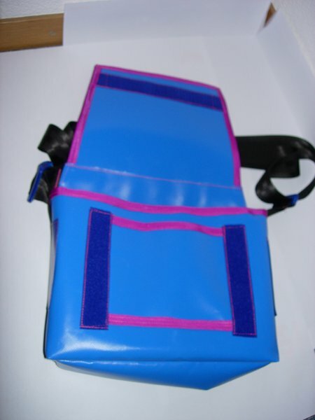 Geburstagsgeschenk aus Blache und Autogurten.