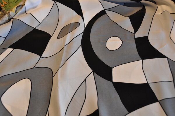 Grau-Schwarz-Weiß, Viscose, Bluse- oder Kleiderstoff
28 x 150cm
60 x 150cm
1,32m²