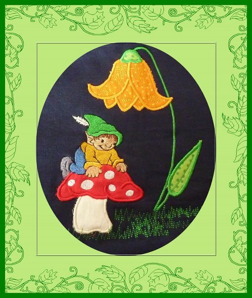 Ein Zwergenelfenkind, gestickt, klettert auf einen Fliegenpilz und wird von einer Glockenblume (beides appliziert) bewacht. Meine neueste selbstgemachte Datei für die Stickmaschine.
