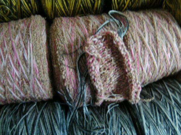gew. Wolle rosa, weiß + braunes boucle

fertig so bekommen, weiß leider die Zusammensetzung nicht