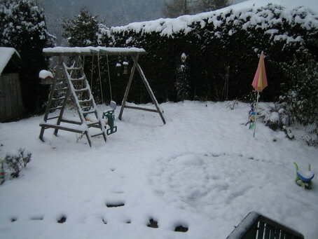 Nicht soooo viel aber es reicht zum rutschen und Schneeballschlacht machen