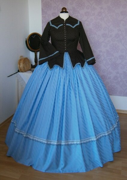 Tageskleid von vorne
Hats & More