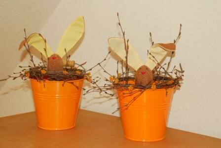 Meine ersten Tilda "Werke".
Osterhasen im kleinen Eimer als Deko für den Ostertisch.
