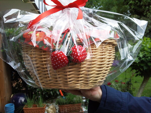 Geschenkkörbchen zum Geburtstag
Inhalt: Eine Herztasche in Erdbeeroptik, 1kg Erdbeeren und vorne dran zwei selbstgenähte Erdbeeren.