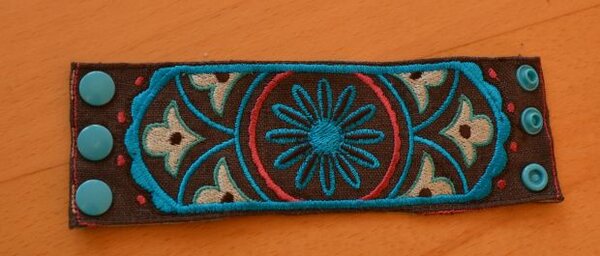 Armband nach Luzia Pimpinellas Stickdatei