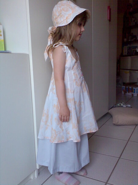 Überkleid, Rock und Sommerhut