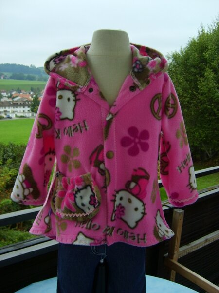 Mantel Jade aus Hello Kitty Fleece
