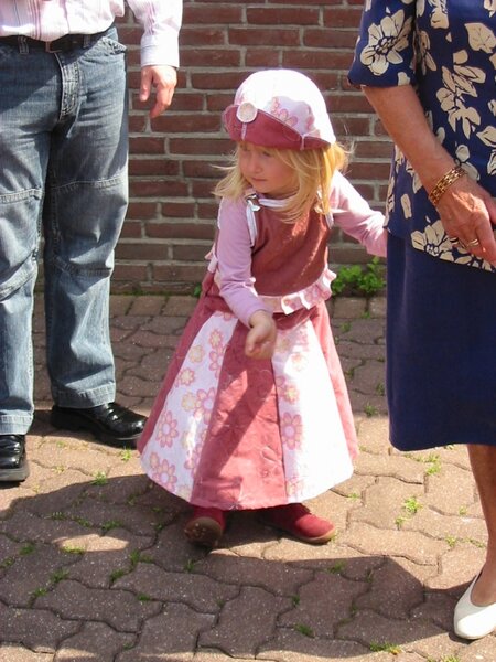 und die Schwester im Kleid mit Hut