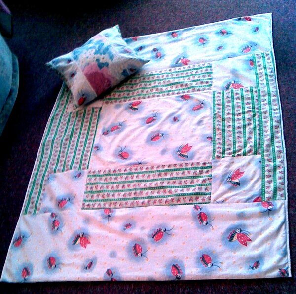 Kinderdecke mit Kissen