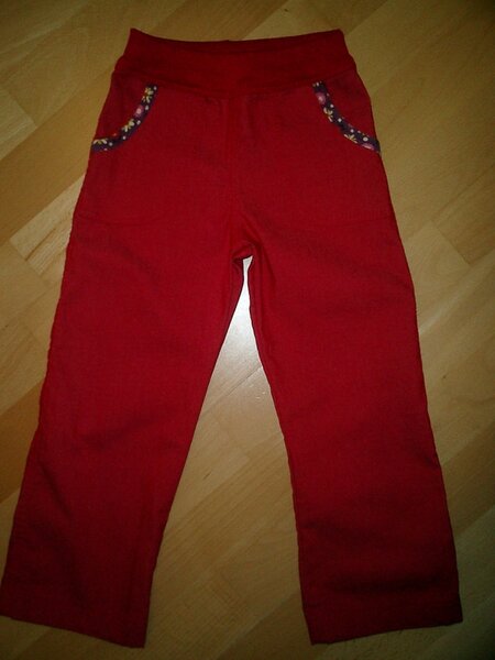 rote Stretch-Jeans, passend zum Sweatshirt