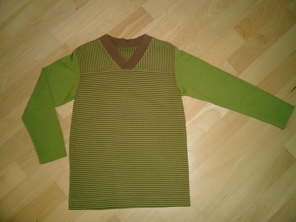 grün-braun gestreiftes Shirt Gr. 128