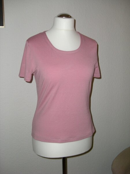einfaches rosa T-Shirt