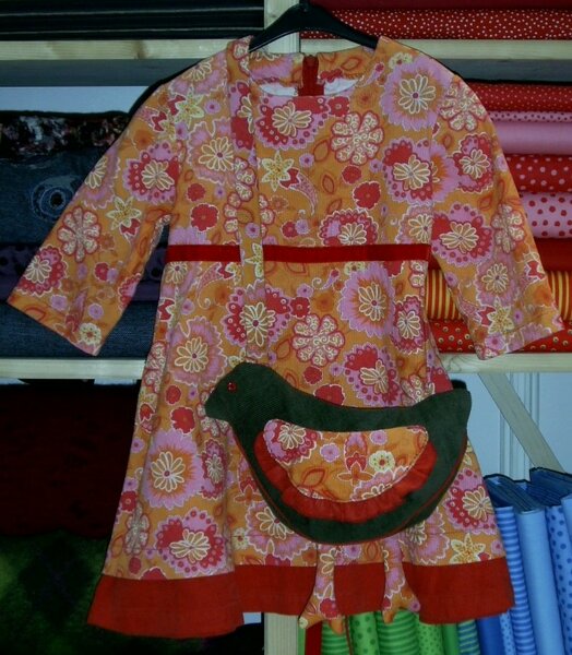 Cordkleid mit Vögelchen-Tasche