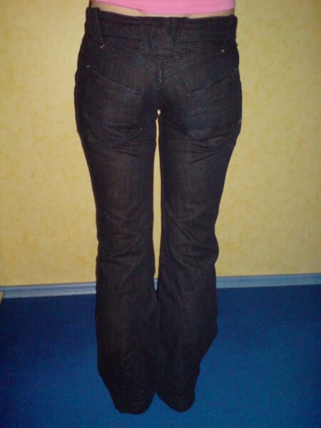 Jeans mit Verdrehten Seitennähten von Hinten