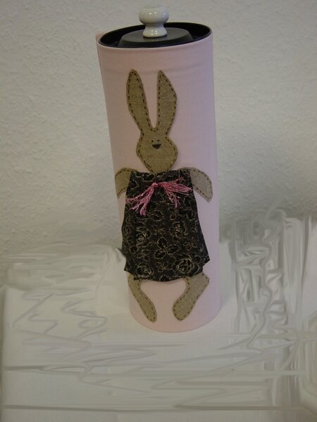 Hase klebt an Dose
