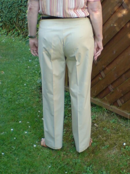 hier die Rückseite der Bundfaltenhose