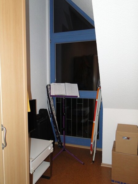 kleine Musikecke im Nähzimmer mit großem Fenster