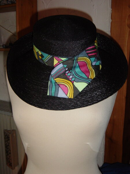 Neuer  Hut mit alter Krawatte