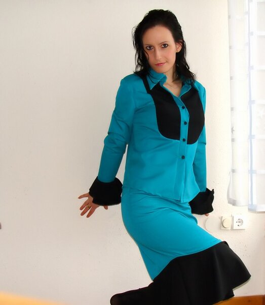 Bluse und Rock im Türkis-Schwarz-Mix