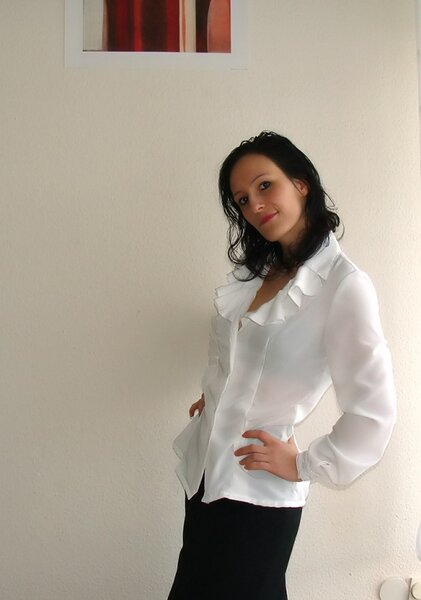weiße Bluse mit Voilantkragen