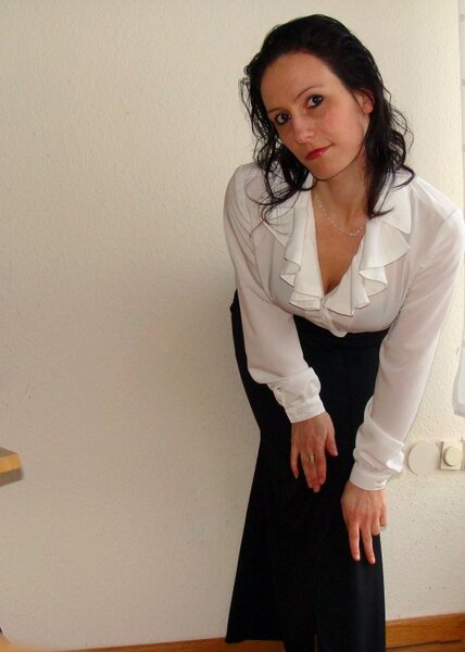 nochmal die Bluse und dazu ein schwarzer Godetrock mit Gehschlitz vorn