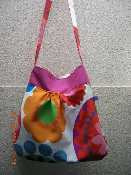 eine bunte Schultertasche