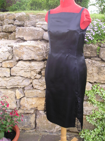 Kleines Schwarzes aus Satin