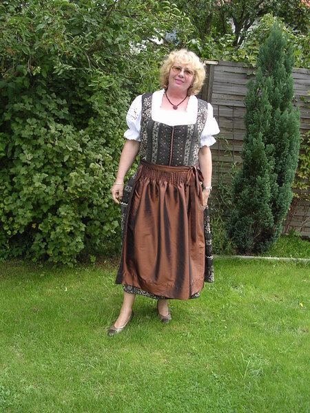 Herbstdirndl von vorne