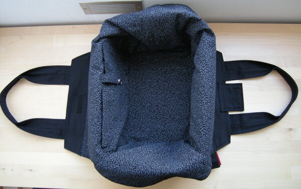 Tasche für den Fahrradkorb, offen im Korb