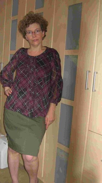 Bluse aus älterer Burda mit eingelegten Falten und Abnähern