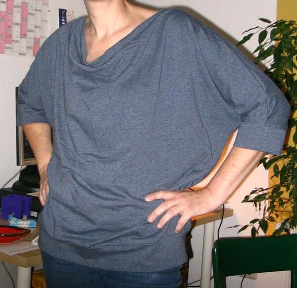 Fledermaus-Shirt mit Wasserfallausschnitt