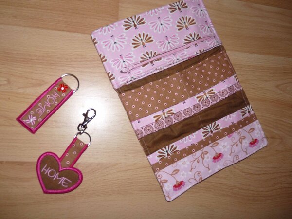 Big Money Bag und Schlüsselanhänger in braun und rosa