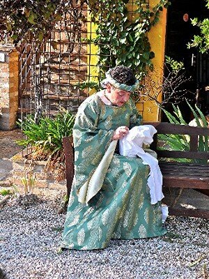Mittelalterliche Maid beim Sticken