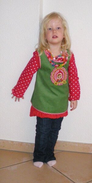 Rotkäppchen-Christina angezogen