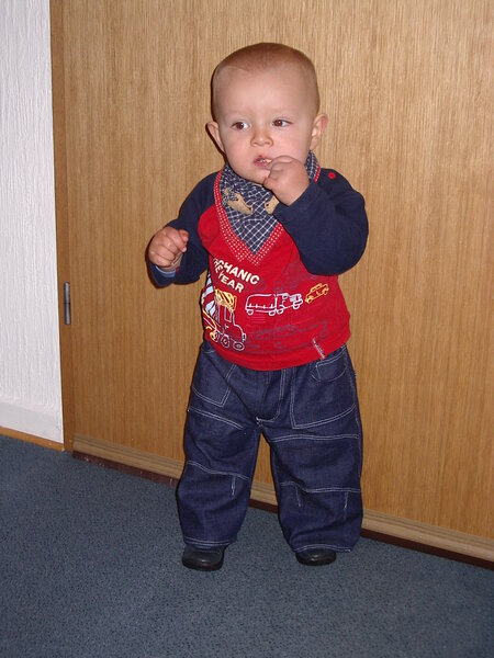 Der kleine Mann mit seiner neuen Jeans