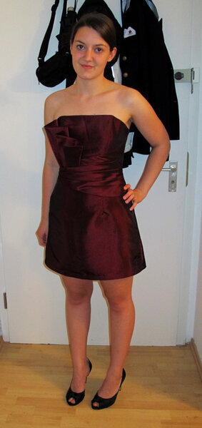 bordeauxfarbenes Cocktailkleid